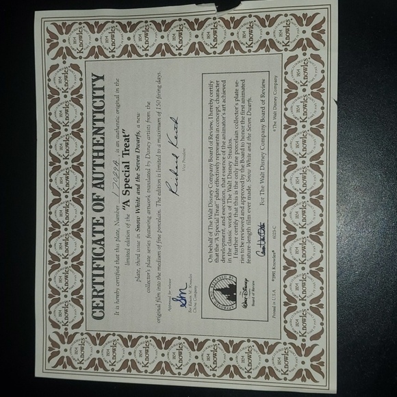 Snow White Knowles home decor plate 8-1/2" colorful Snow White A Special Treat - Picture 7 of 8